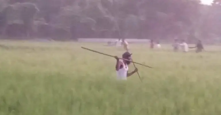 গ্রামবাসীদের মধ্যে সংঘর্ষ